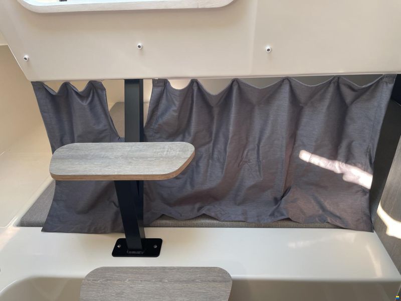 Quicksilver Activ 875 Sundeck
