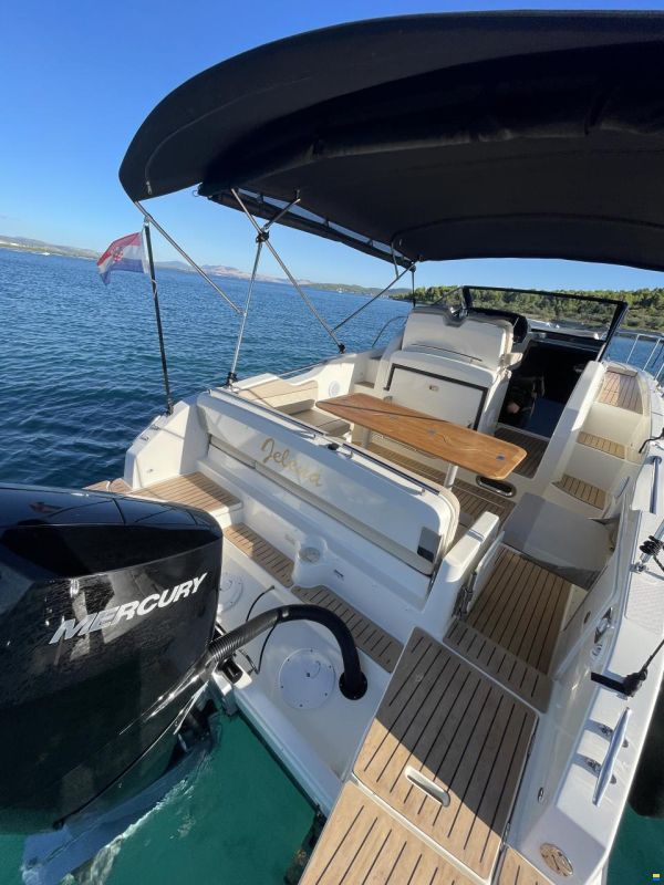 Quicksilver Activ 875 Sundeck