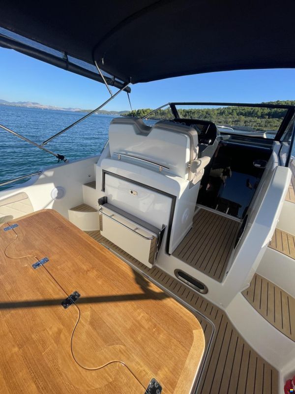 Quicksilver Activ 875 Sundeck