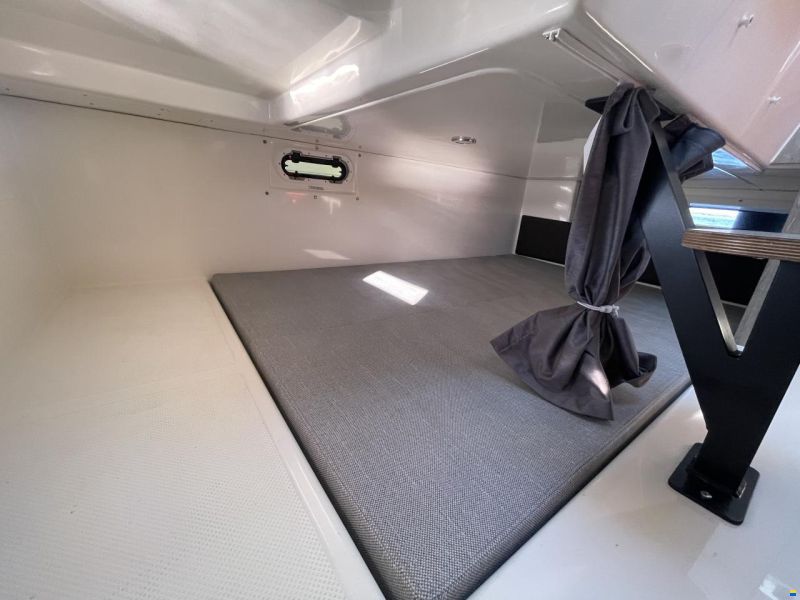 Quicksilver Activ 875 Sundeck