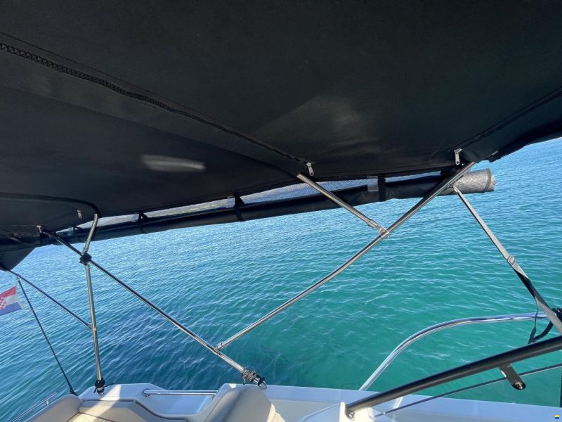 Quicksilver Activ 875 Sundeck