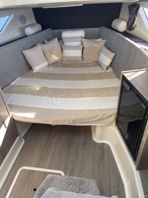 Quicksilver Activ 875 Sundeck