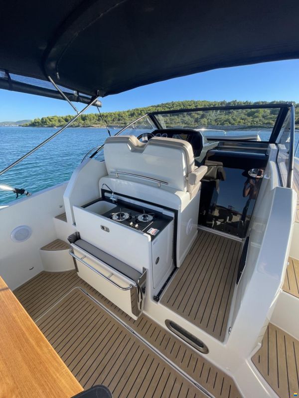 Quicksilver Activ 875 Sundeck