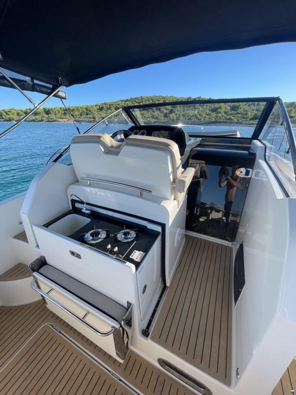 Quicksilver Activ 875 Sundeck