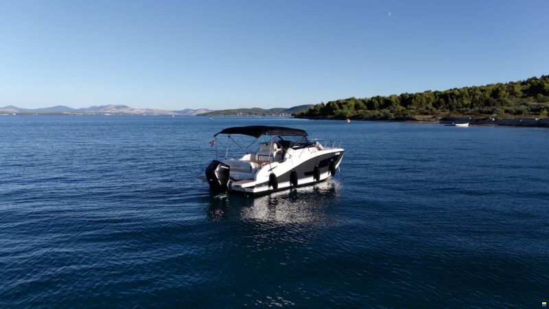 Quicksilver Activ 875 Sundeck