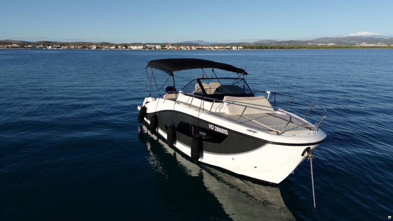 Quicksilver Activ 875 Sundeck