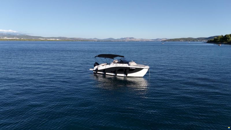 Quicksilver Activ 875 Sundeck