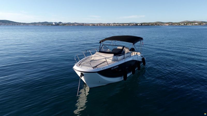 Quicksilver Activ 875 Sundeck