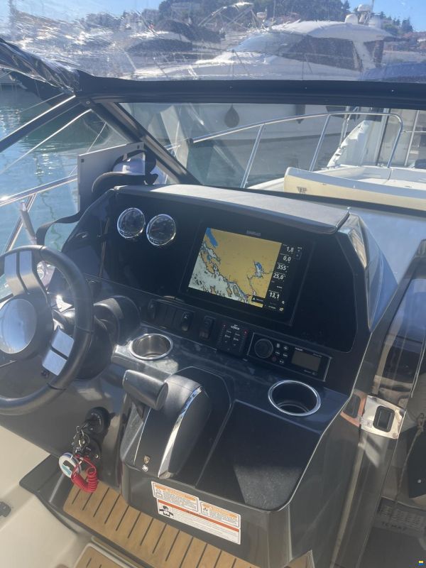 Quicksilver Activ 875 Sundeck