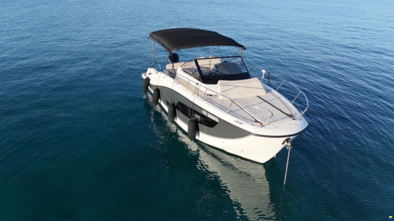 Quicksilver Activ 875 Sundeck