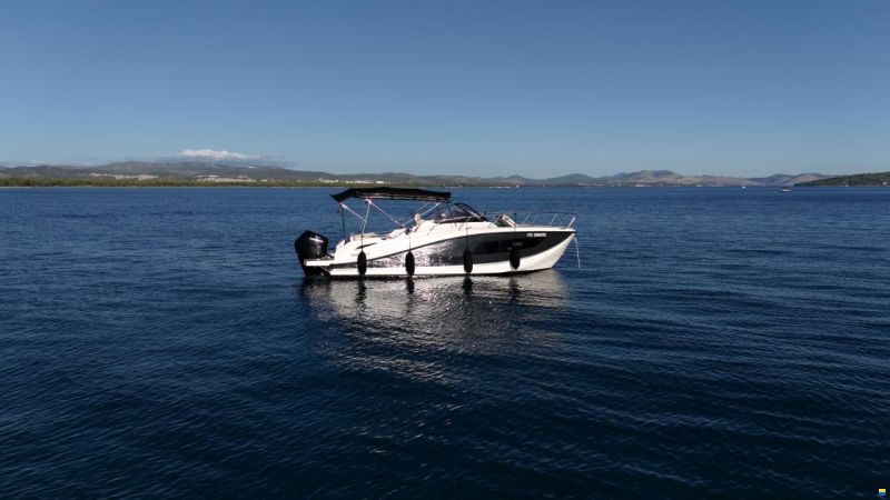 Quicksilver Activ 875 Sundeck