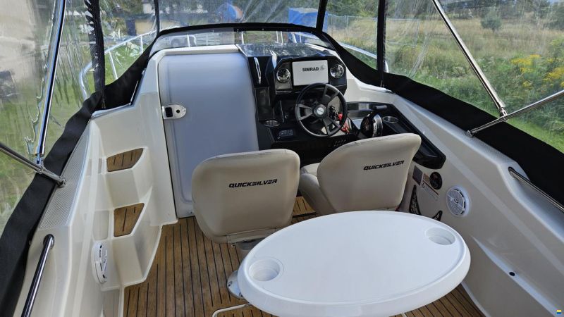 Quicksilver Activ 555 Cabin