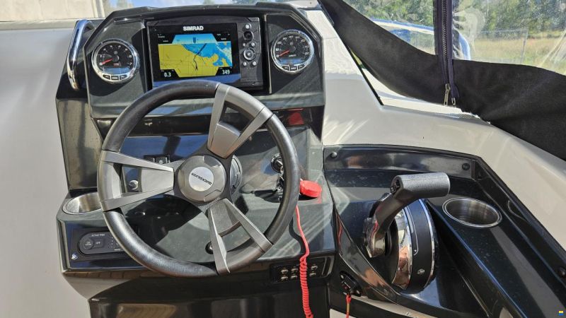 Quicksilver Activ 555 Cabin