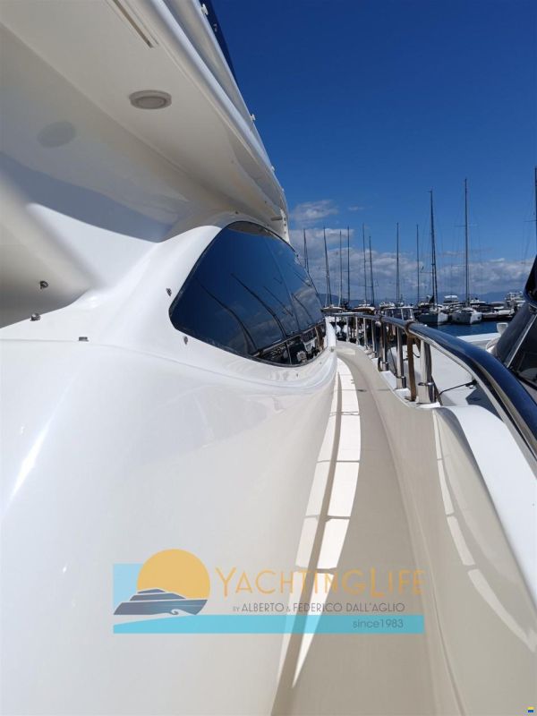 Ferretti 560