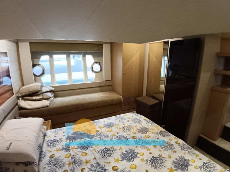 Ferretti 560