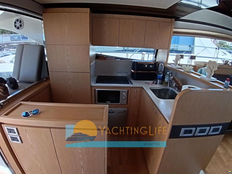 Ferretti 560