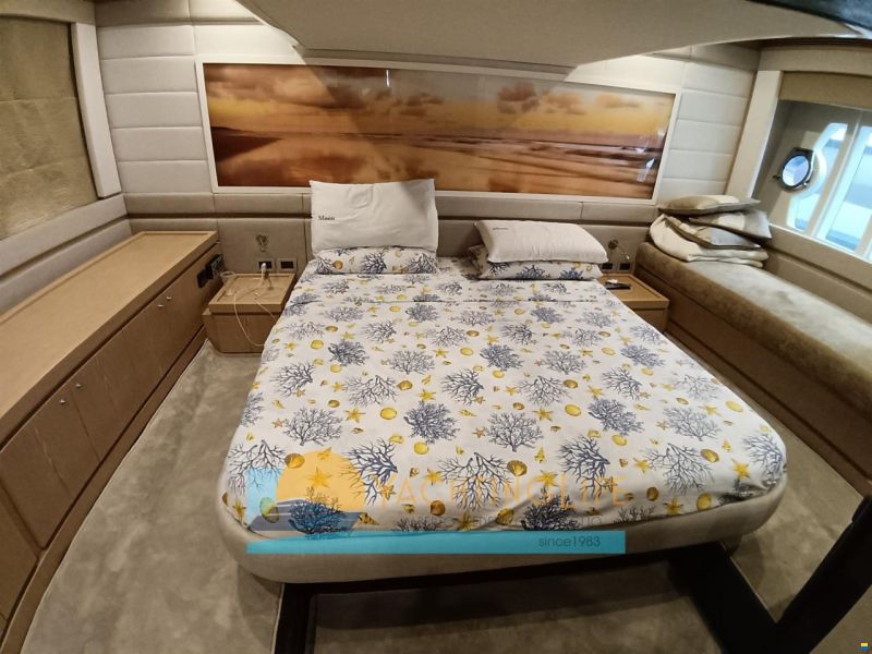 Ferretti 560