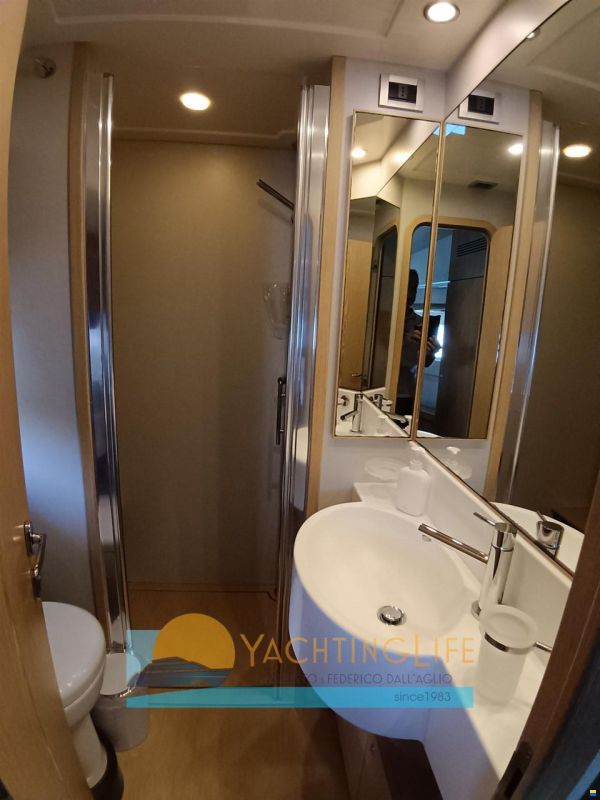 Ferretti 560