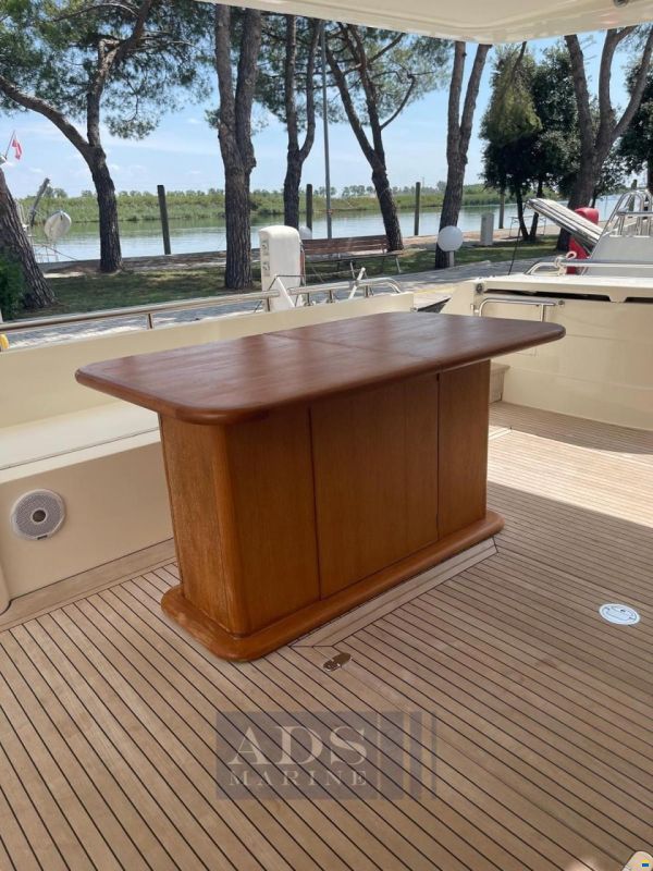 Ferretti 681