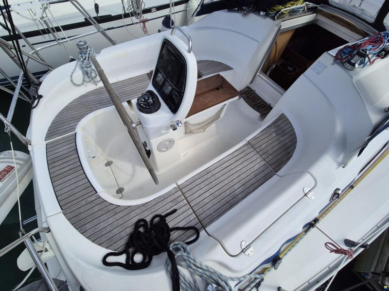 Bavaria 33 cruiser