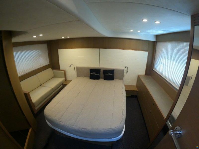 Princess V48 DECK SALOON (3. CABIN LAYOUT)
