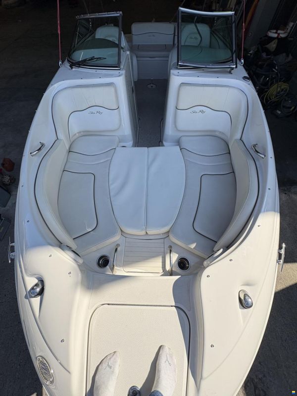 Sea Ray 220 SunDeck