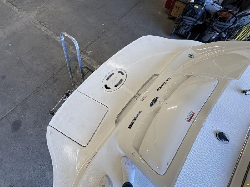 Sea Ray 220 SunDeck