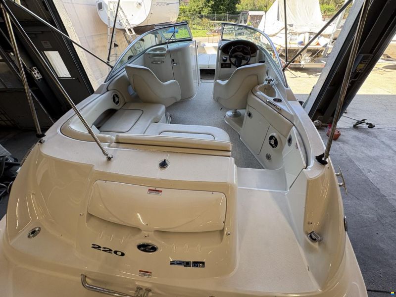 Sea Ray 220 SunDeck