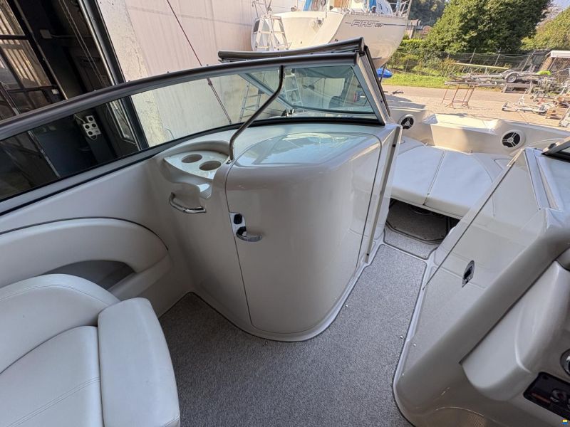 Sea Ray 220 SunDeck