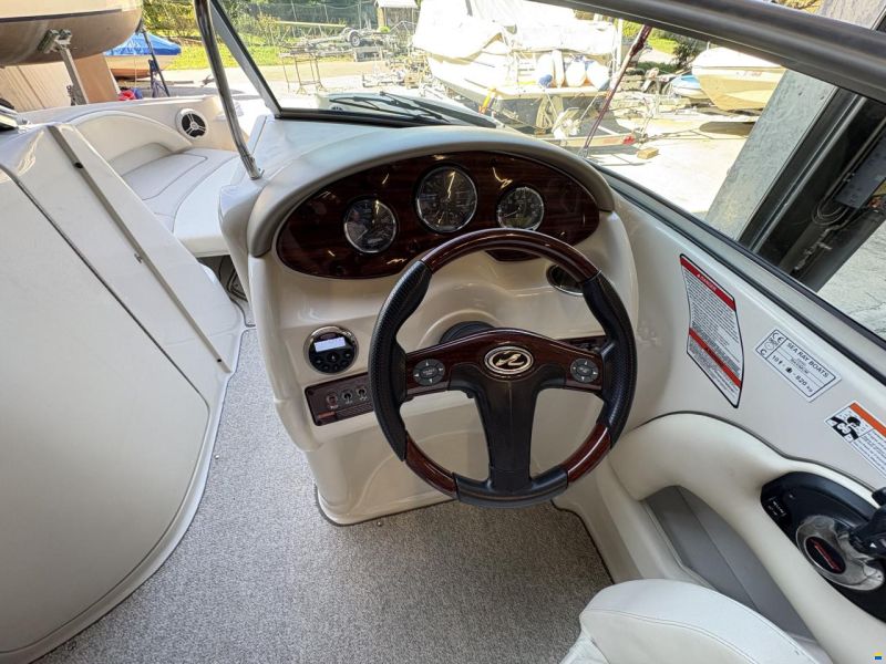 Sea Ray 220 SunDeck