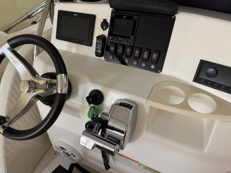 Boston Whaler Dauntless 180