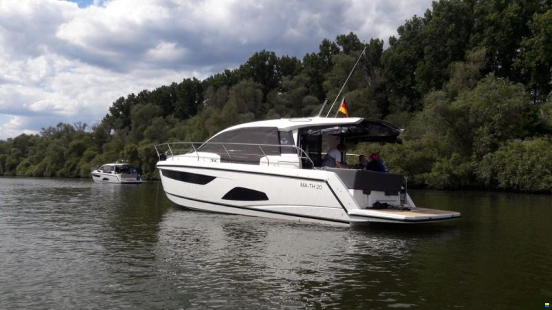 Sealine C330