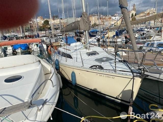 Sailboats docked in a marina, featuring a 1988 Feeling 286 model.