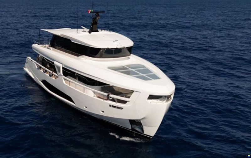 Ferretti INFYNITO 90
