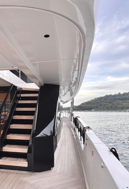 Ferretti INFYNITO 90