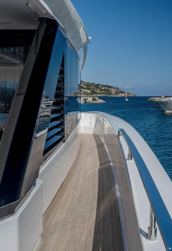 Ferretti INFYNITO 90