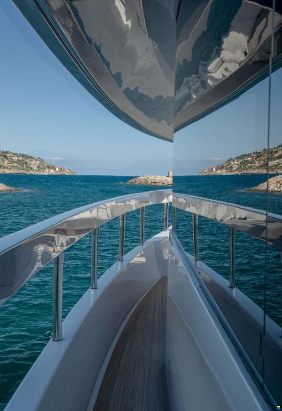 Ferretti INFYNITO 90