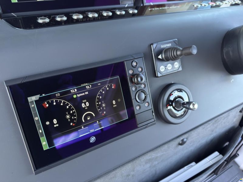 Axopar 37 Cross Cabin