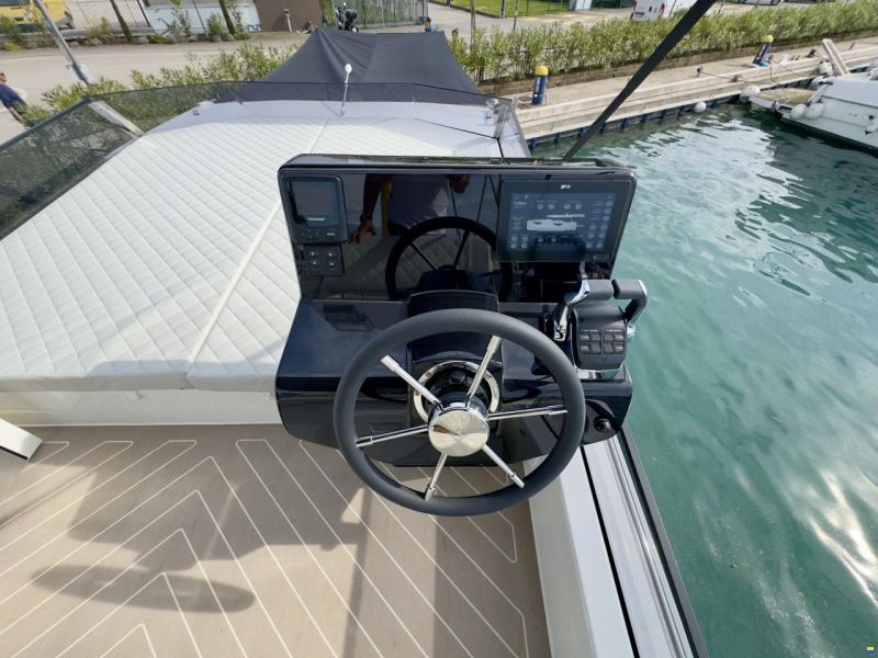 Cobra Maestro 42 Flybridge