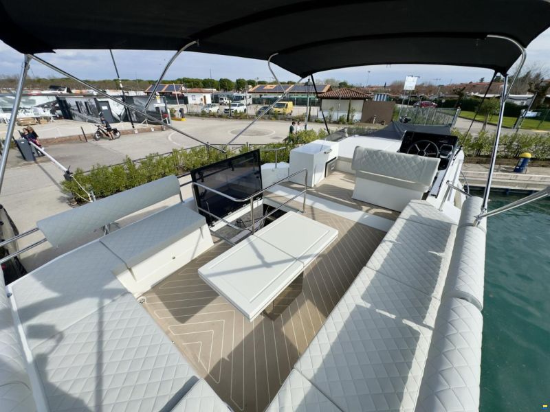 Cobra Maestro 42 Flybridge