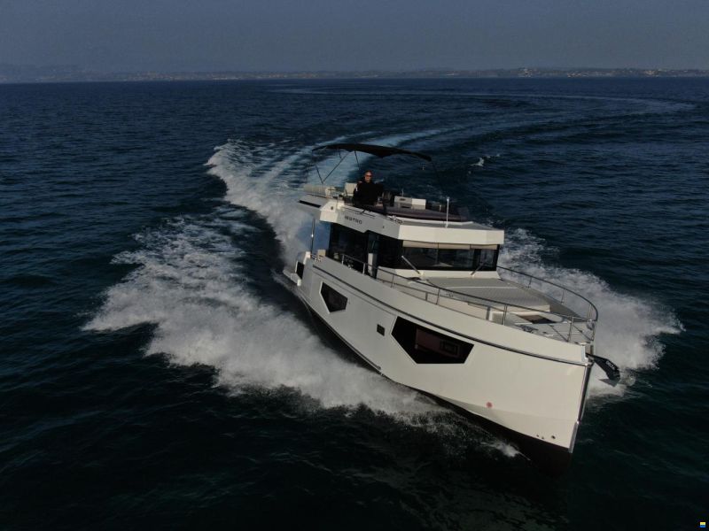 Cobra Maestro 42 Flybridge