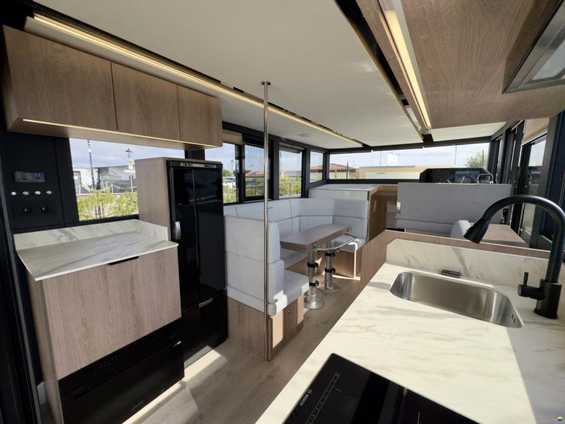 Cobra Maestro 42 Flybridge