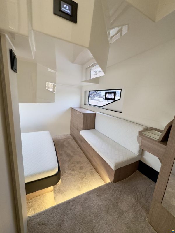 Cobra Maestro 42 Flybridge