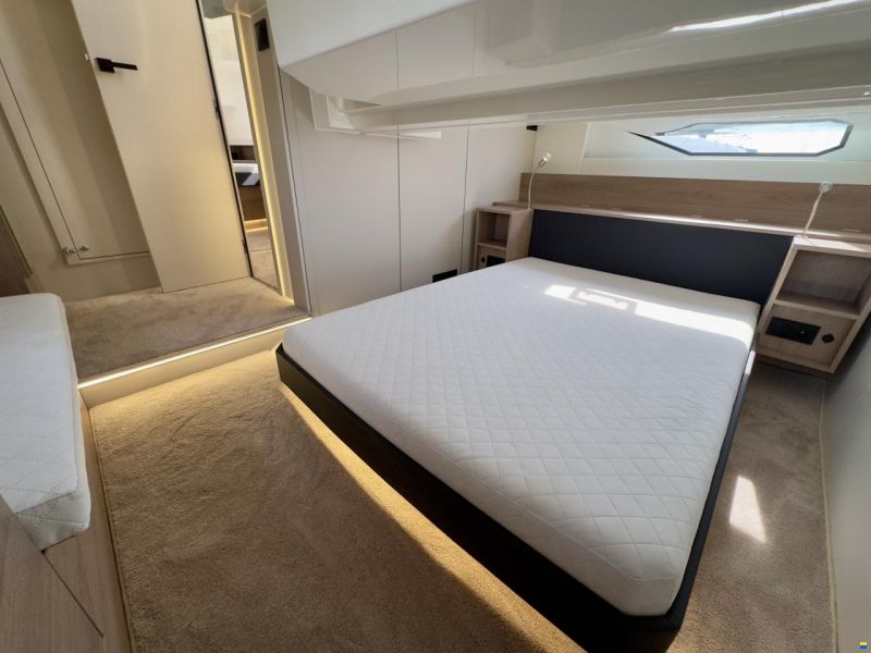 Cobra Maestro 42 Flybridge