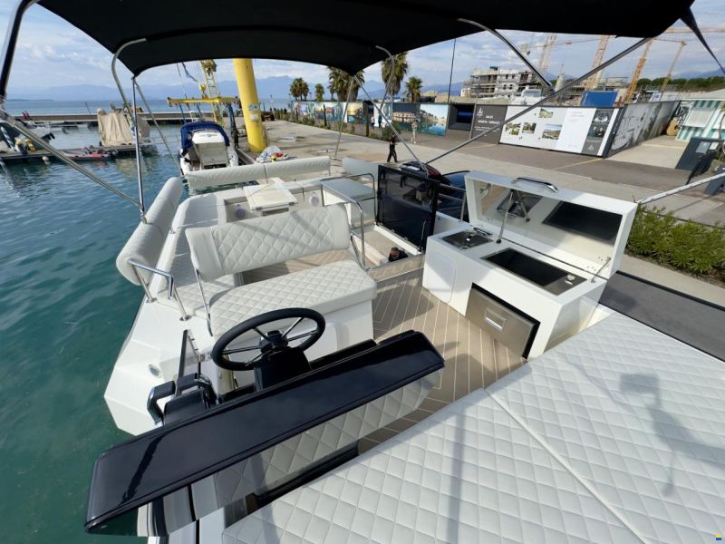 Cobra Maestro 42 Flybridge
