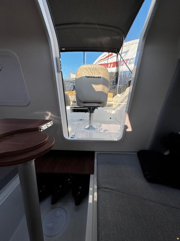 Quicksilver 555 Cabin