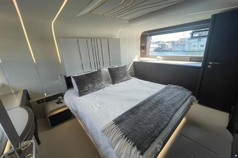 Galeon 700 Sky