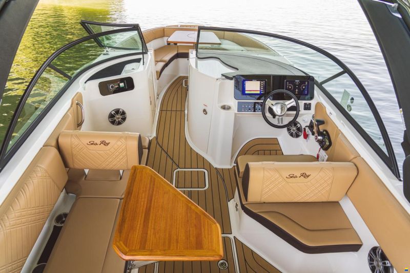 Sea Ray SDX230E & Trailer