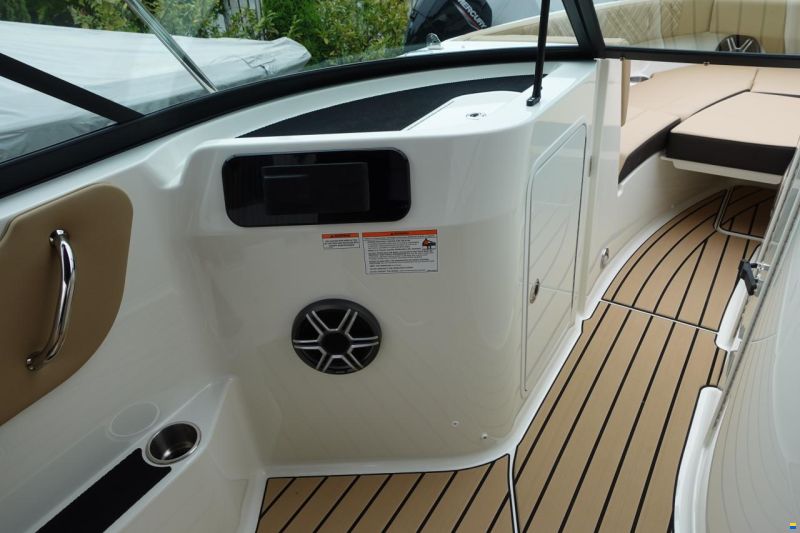 Sea Ray SDX250E & Trailer