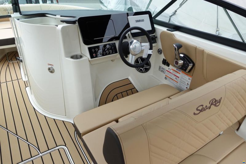 Sea Ray SDX250E & Trailer